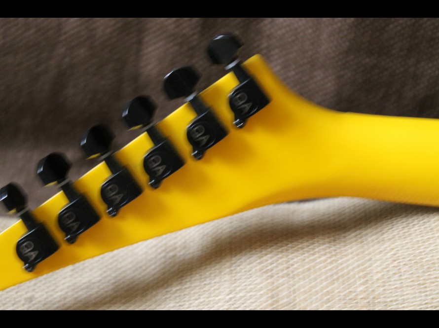 QA Guitars Bumble Vee