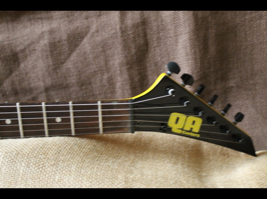 QA Guitars Bumble Vee