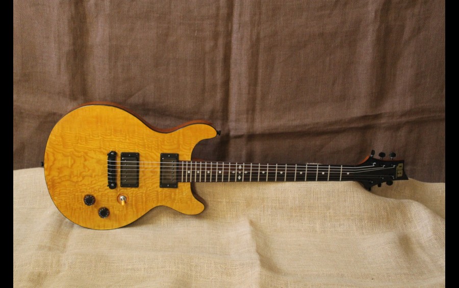 QA Guitars Honey Bee